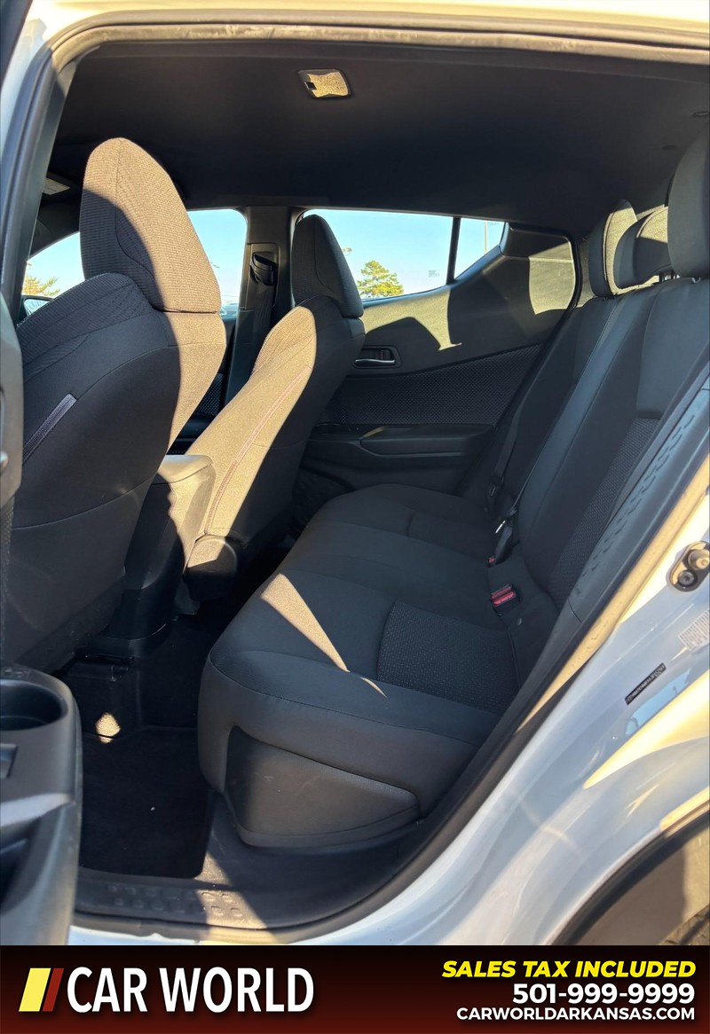 Toyota C-HR Vehicle Full-screen Gallery Image 15