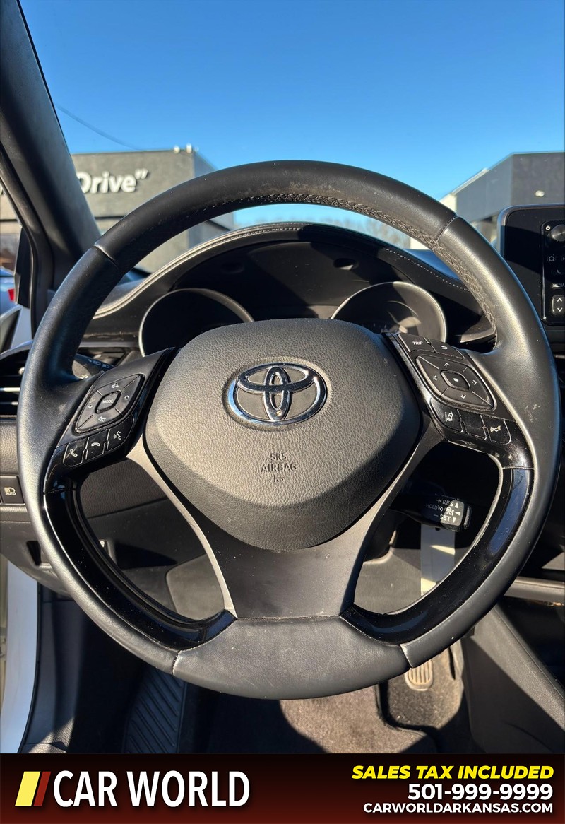 Toyota C-HR Vehicle Full-screen Gallery Image 19