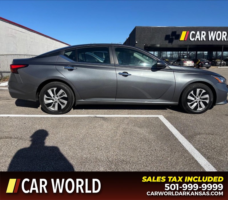 Nissan Altima Vehicle Full-screen Gallery Image 2