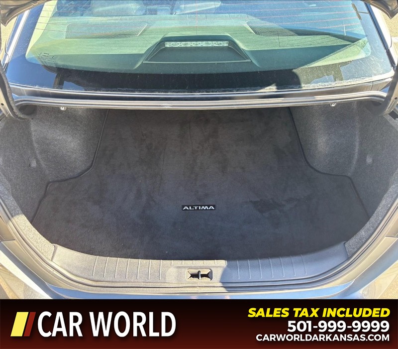 Nissan Altima Vehicle Full-screen Gallery Image 6