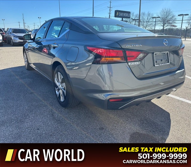 Nissan Altima Vehicle Full-screen Gallery Image 7