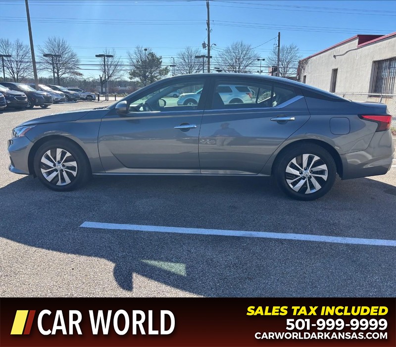 Nissan Altima Vehicle Full-screen Gallery Image 8