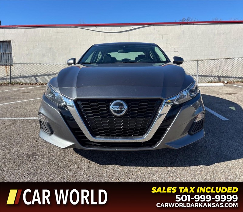 Nissan Altima Vehicle Full-screen Gallery Image 10