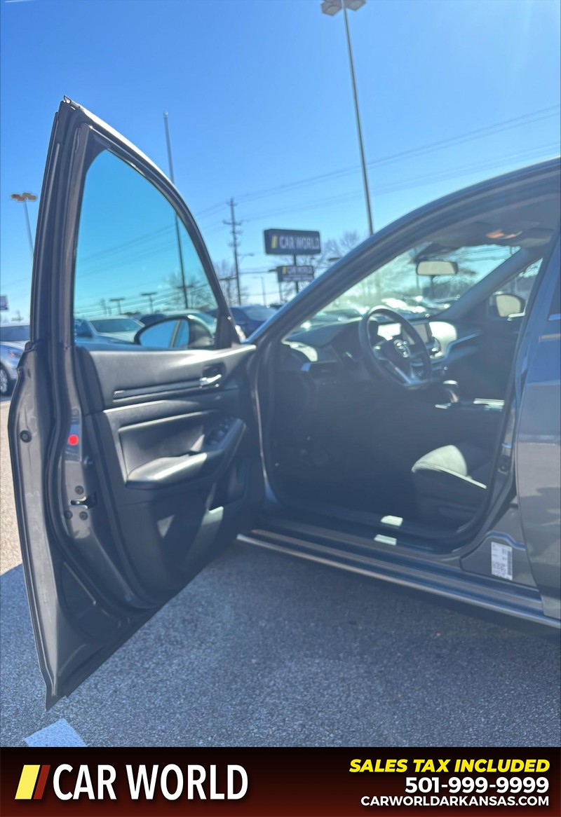 Nissan Altima Vehicle Full-screen Gallery Image 12