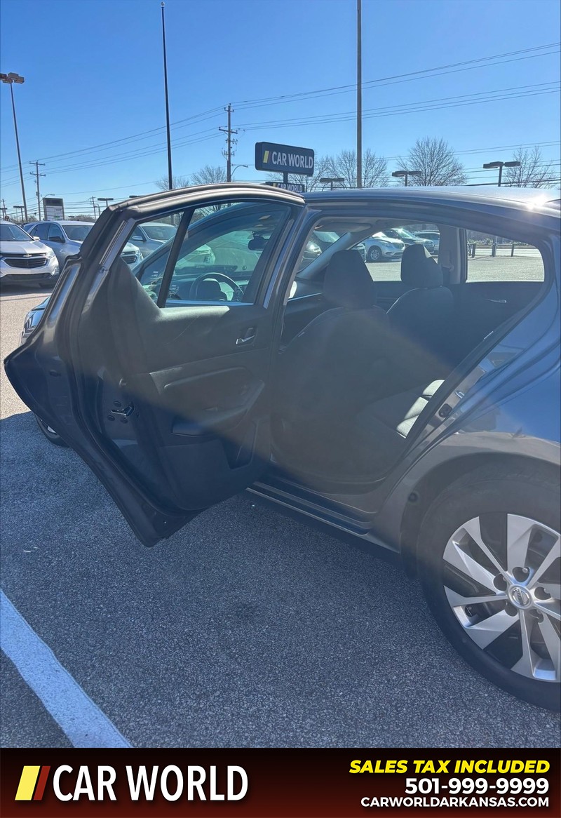 Nissan Altima Vehicle Full-screen Gallery Image 14