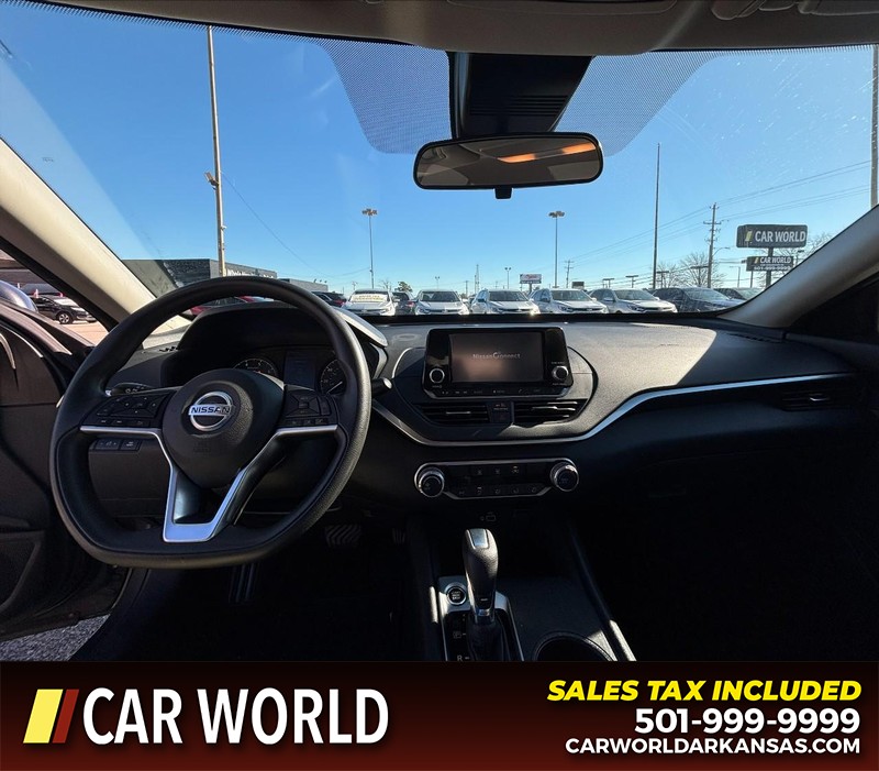 Nissan Altima Vehicle Full-screen Gallery Image 16