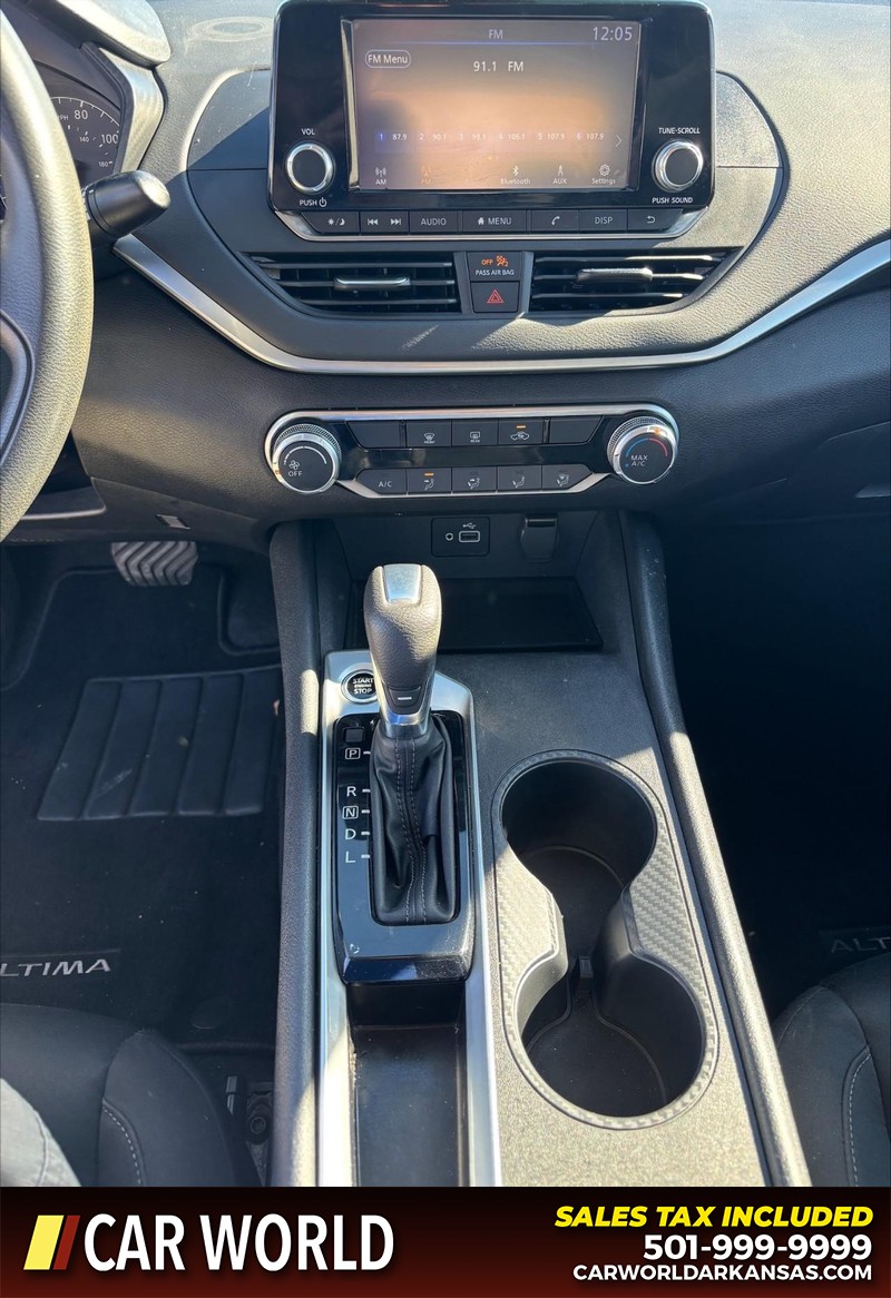 Nissan Altima Vehicle Full-screen Gallery Image 17