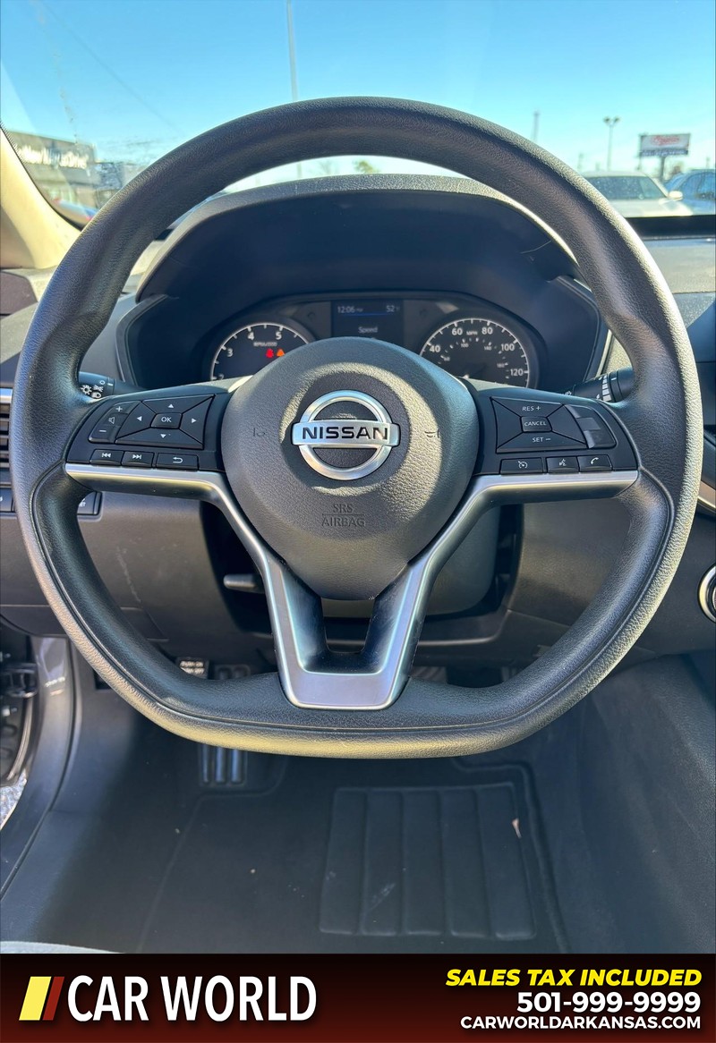Nissan Altima Vehicle Full-screen Gallery Image 19