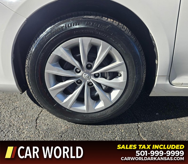 Toyota Camry Vehicle Full-screen Gallery Image 6