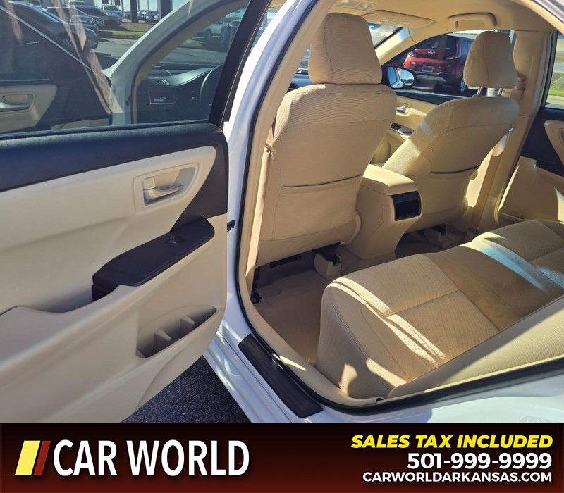 Toyota Camry Vehicle Full-screen Gallery Image 9