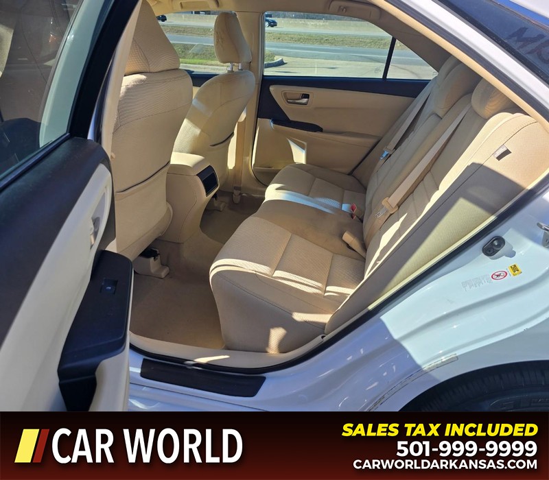 Toyota Camry Vehicle Full-screen Gallery Image 10