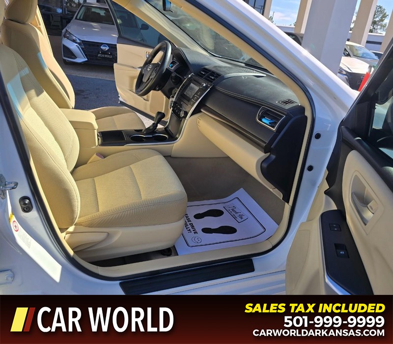 Toyota Camry Vehicle Full-screen Gallery Image 11