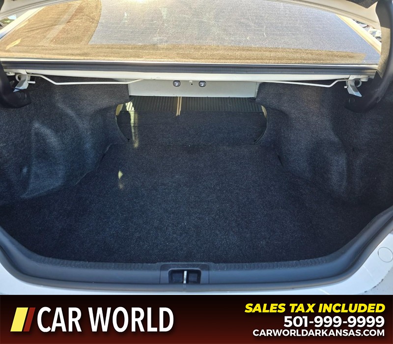 Toyota Camry Vehicle Full-screen Gallery Image 14