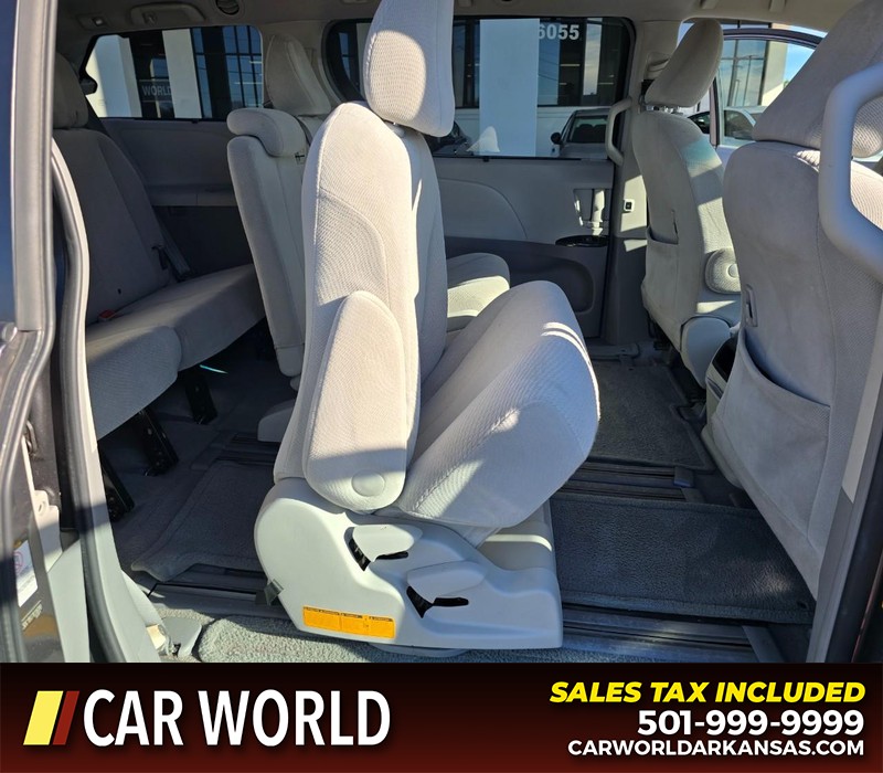 Toyota Sienna Vehicle Full-screen Gallery Image 16