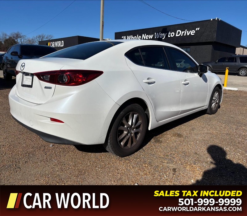 Mazda MAZDA3 4-Door Vehicle Full-screen Gallery Image 3