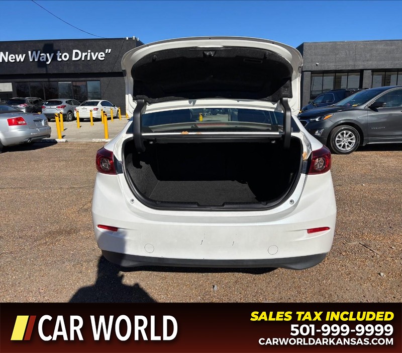 Mazda MAZDA3 4-Door Vehicle Full-screen Gallery Image 5