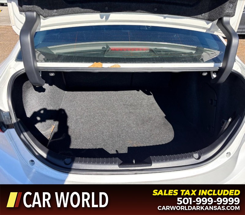 Mazda MAZDA3 4-Door Vehicle Full-screen Gallery Image 6