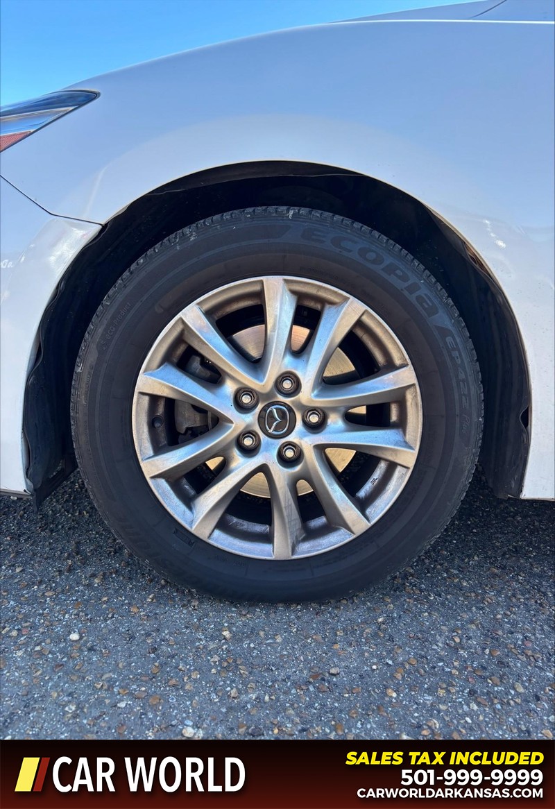 Mazda MAZDA3 4-Door Vehicle Full-screen Gallery Image 11