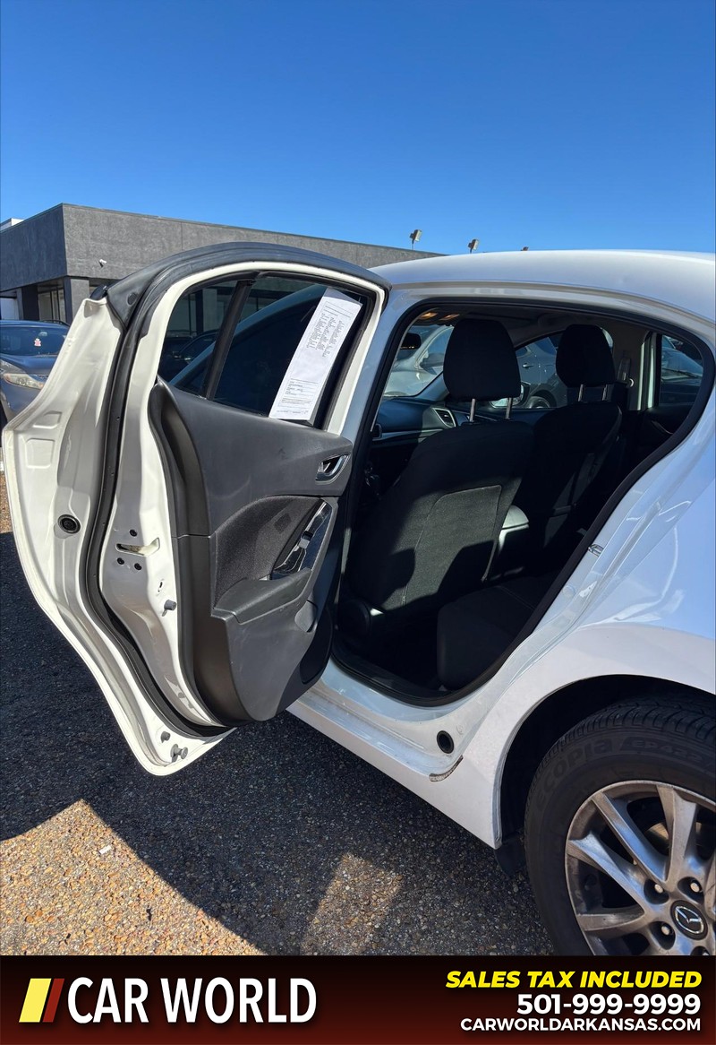 Mazda MAZDA3 4-Door Vehicle Full-screen Gallery Image 14