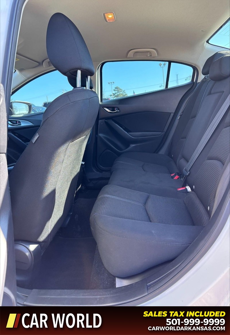 Mazda MAZDA3 4-Door Vehicle Full-screen Gallery Image 15