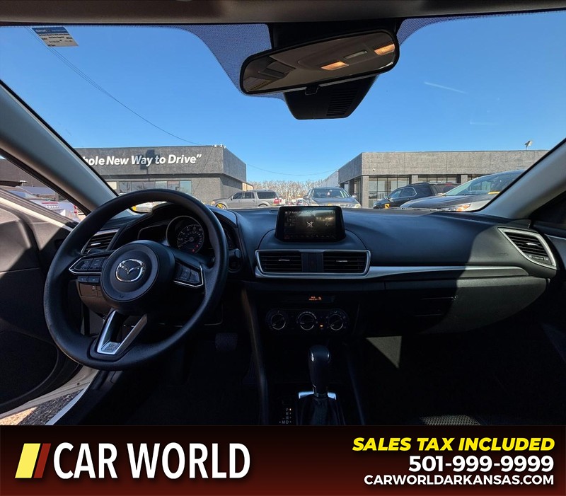 Mazda MAZDA3 4-Door Vehicle Full-screen Gallery Image 16