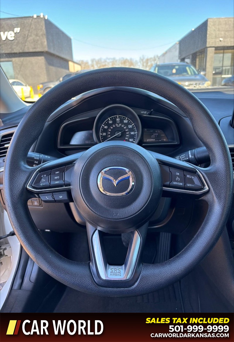 Mazda MAZDA3 4-Door Vehicle Full-screen Gallery Image 19