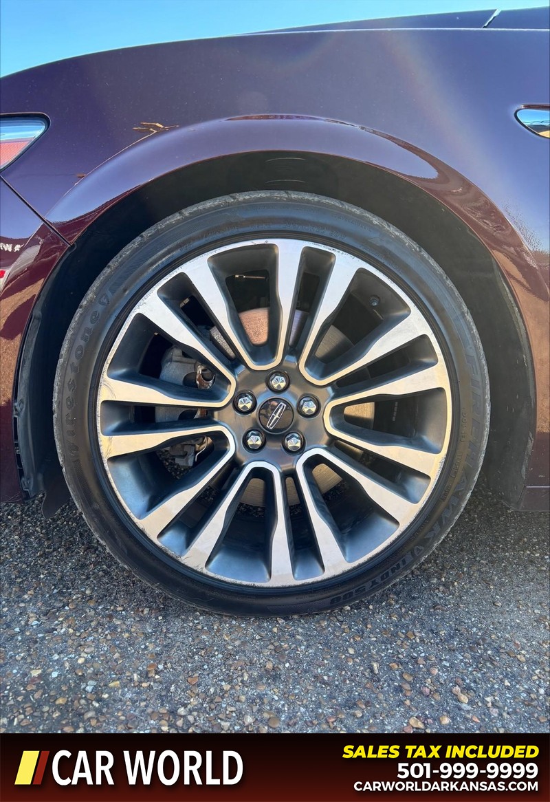 Lincoln Continental Vehicle Full-screen Gallery Image 11