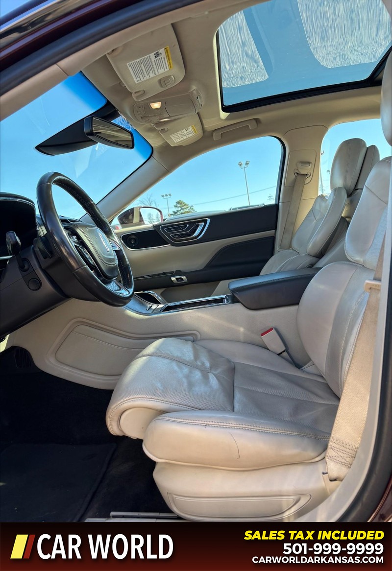 Lincoln Continental Vehicle Full-screen Gallery Image 13