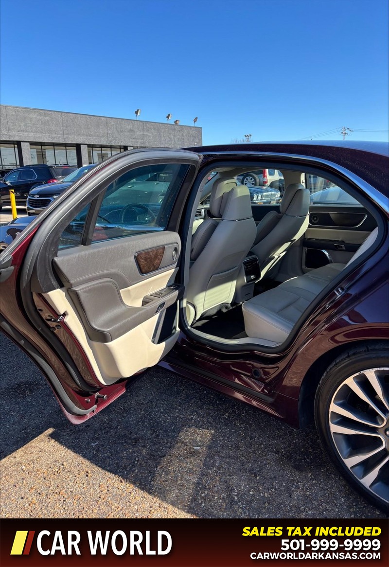 Lincoln Continental Vehicle Full-screen Gallery Image 14