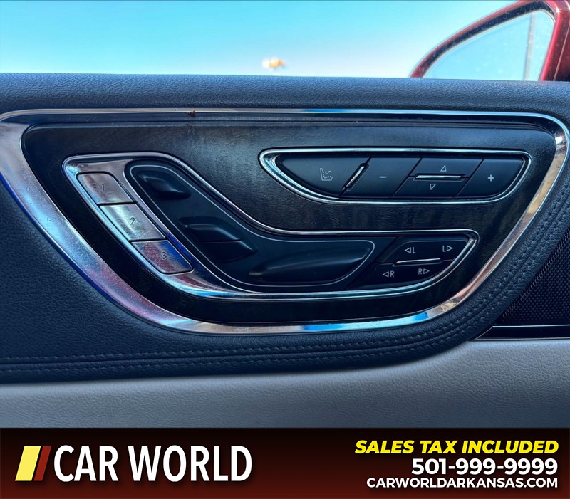 Lincoln Continental Vehicle Full-screen Gallery Image 18