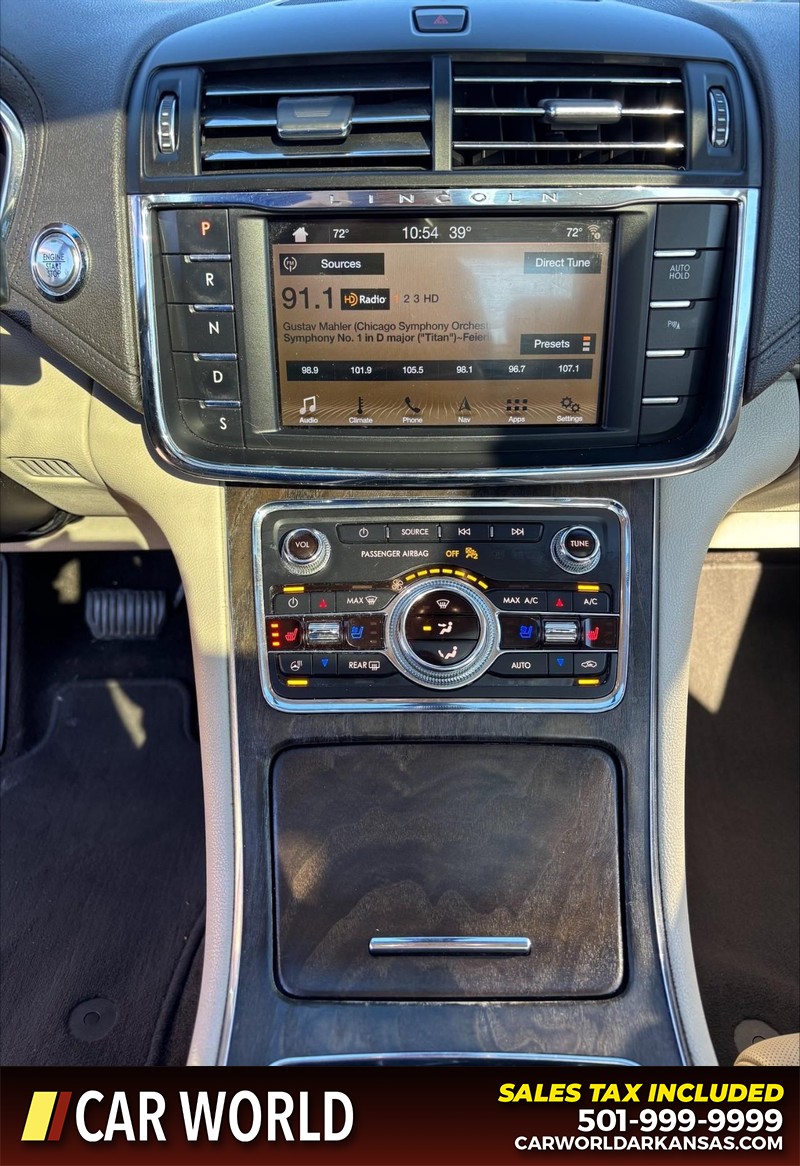 Lincoln Continental Vehicle Full-screen Gallery Image 19