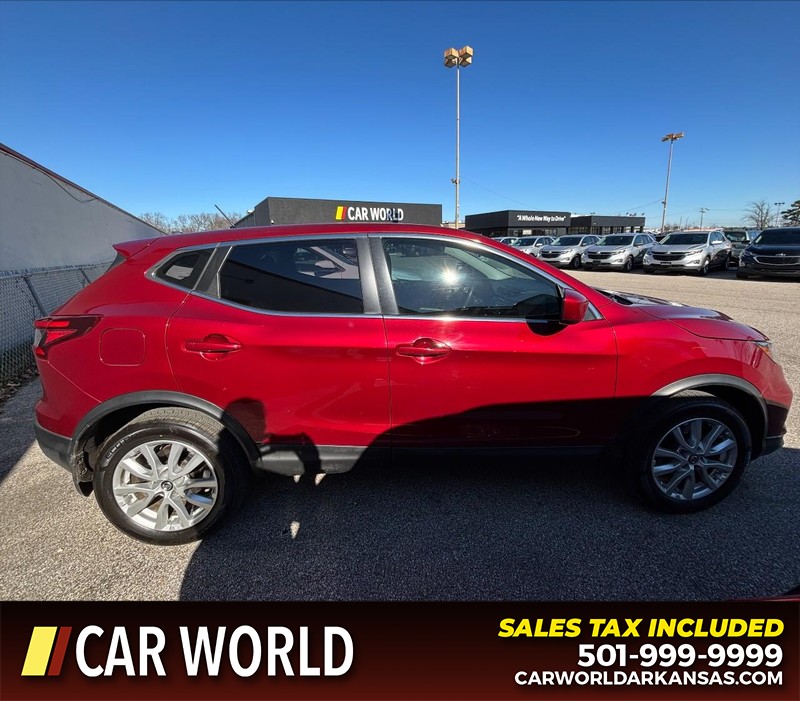 Nissan Rogue Sport Vehicle Full-screen Gallery Image 2