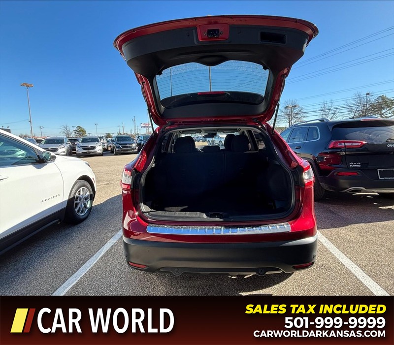 Nissan Rogue Sport Vehicle Full-screen Gallery Image 5