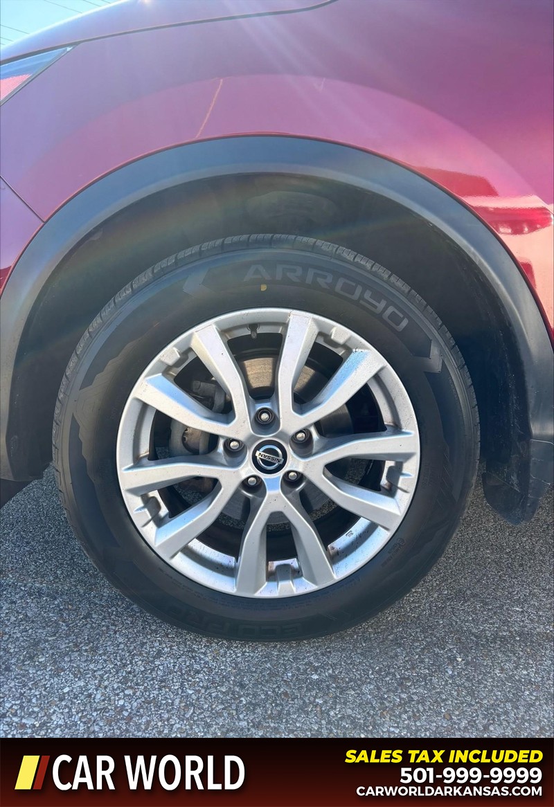 Nissan Rogue Sport Vehicle Full-screen Gallery Image 11