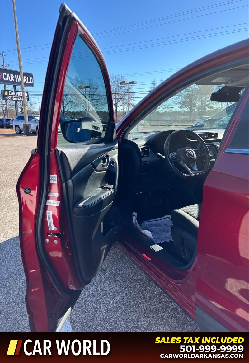 Nissan Rogue Sport Vehicle Full-screen Gallery Image 12