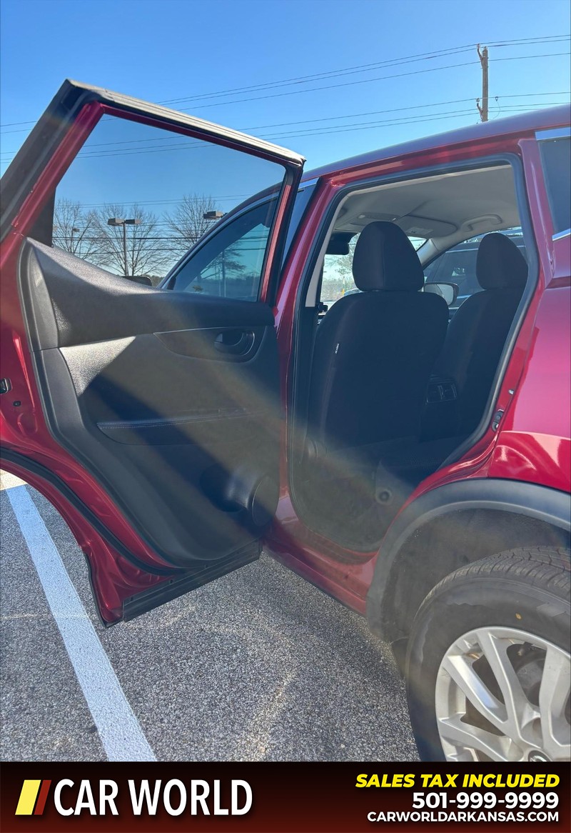 Nissan Rogue Sport Vehicle Full-screen Gallery Image 14