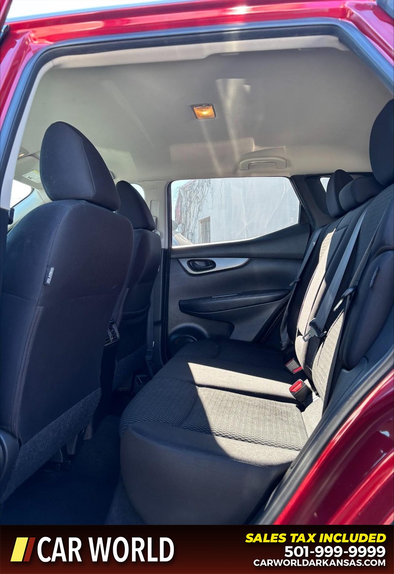 Nissan Rogue Sport Vehicle Full-screen Gallery Image 15