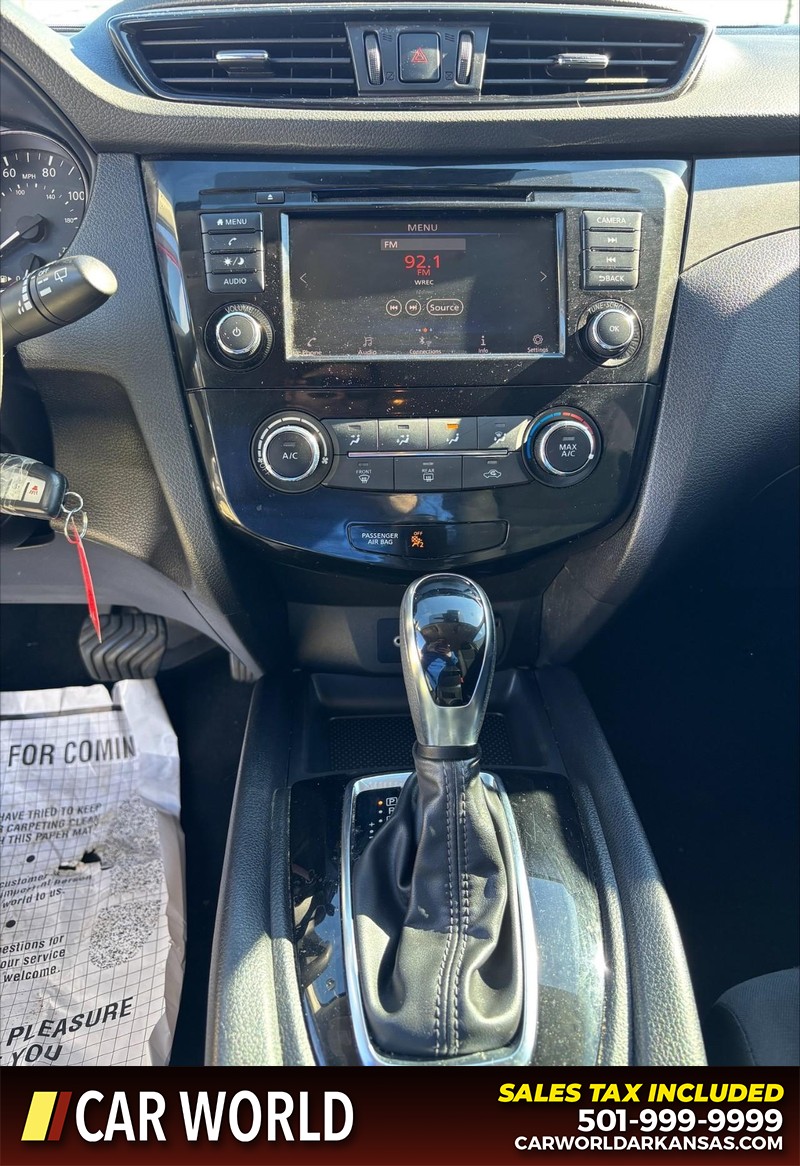 Nissan Rogue Sport Vehicle Full-screen Gallery Image 17