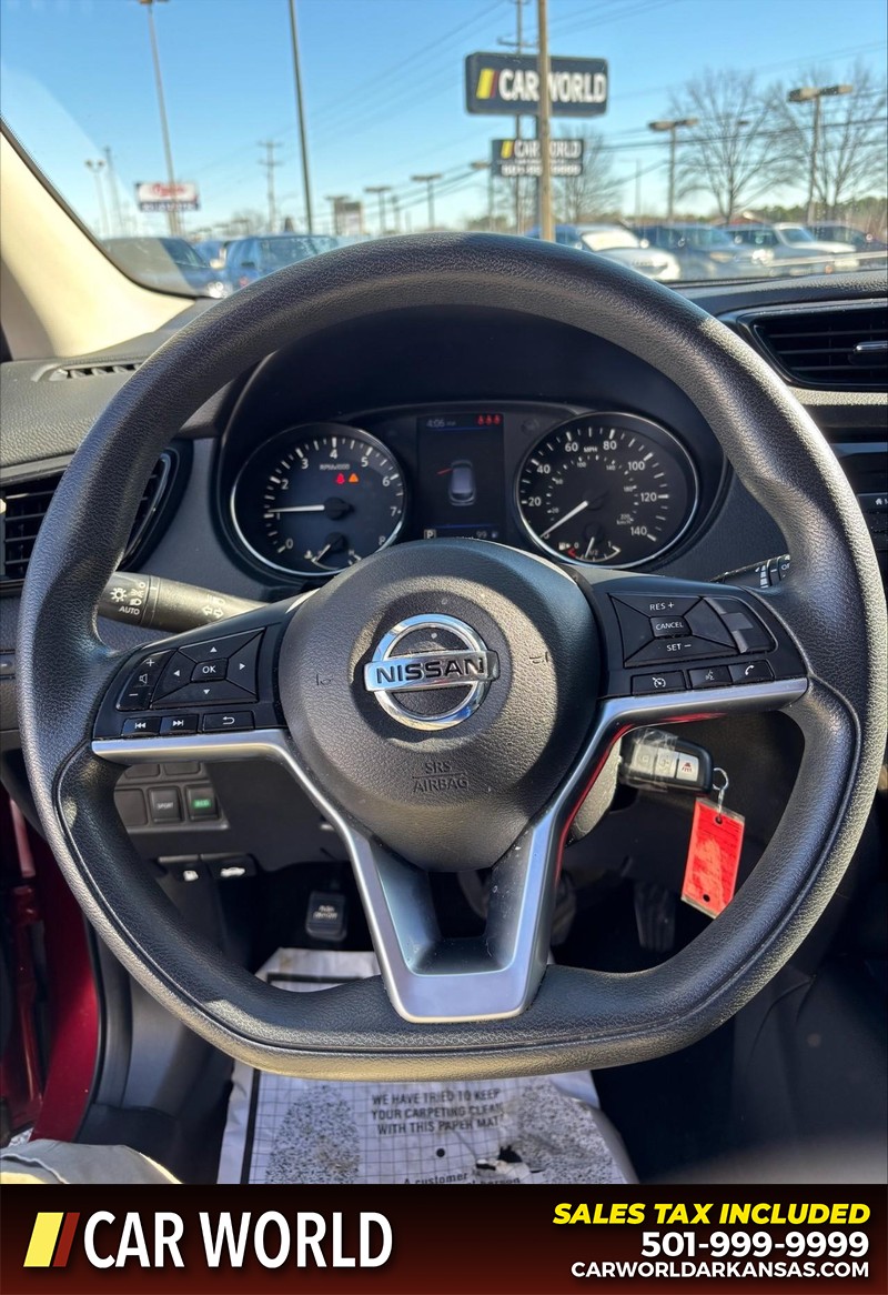 Nissan Rogue Sport Vehicle Full-screen Gallery Image 19