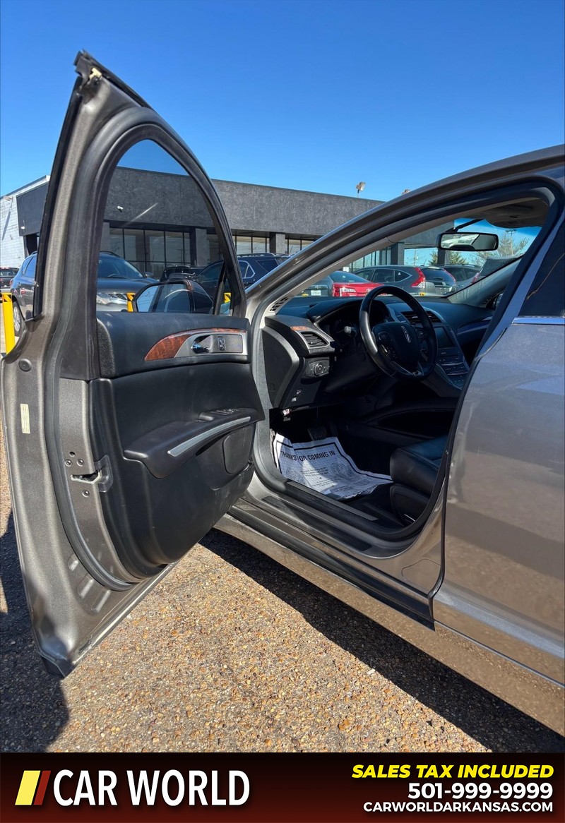 Lincoln MKZ Vehicle Full-screen Gallery Image 12