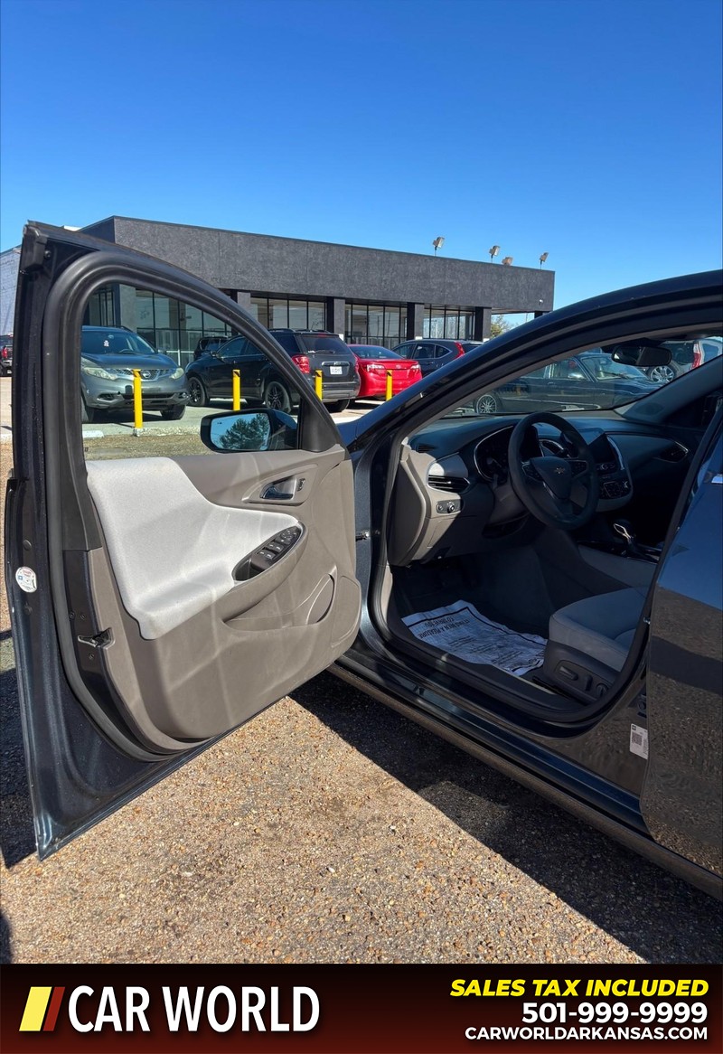 Chevrolet Malibu Vehicle Full-screen Gallery Image 12