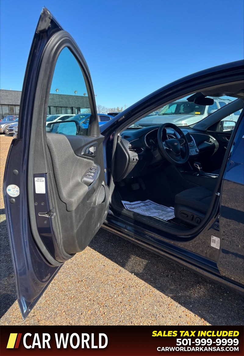 Chevrolet Malibu Vehicle Full-screen Gallery Image 12