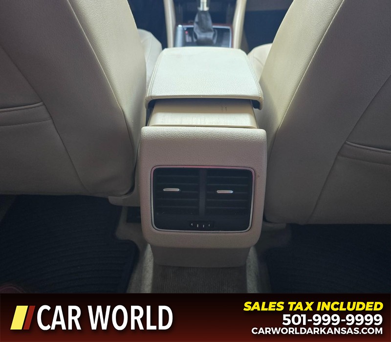 Volkswagen Passat Vehicle Full-screen Gallery Image 19