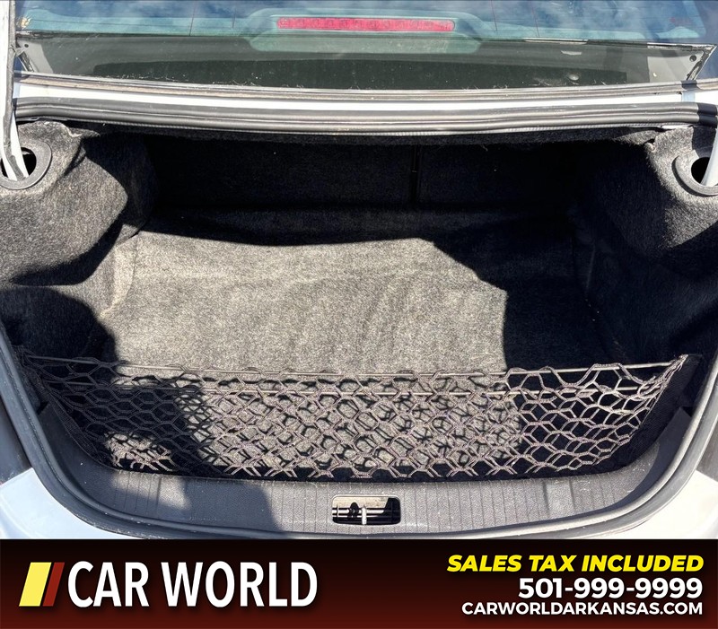 Buick LaCrosse Vehicle Full-screen Gallery Image 6