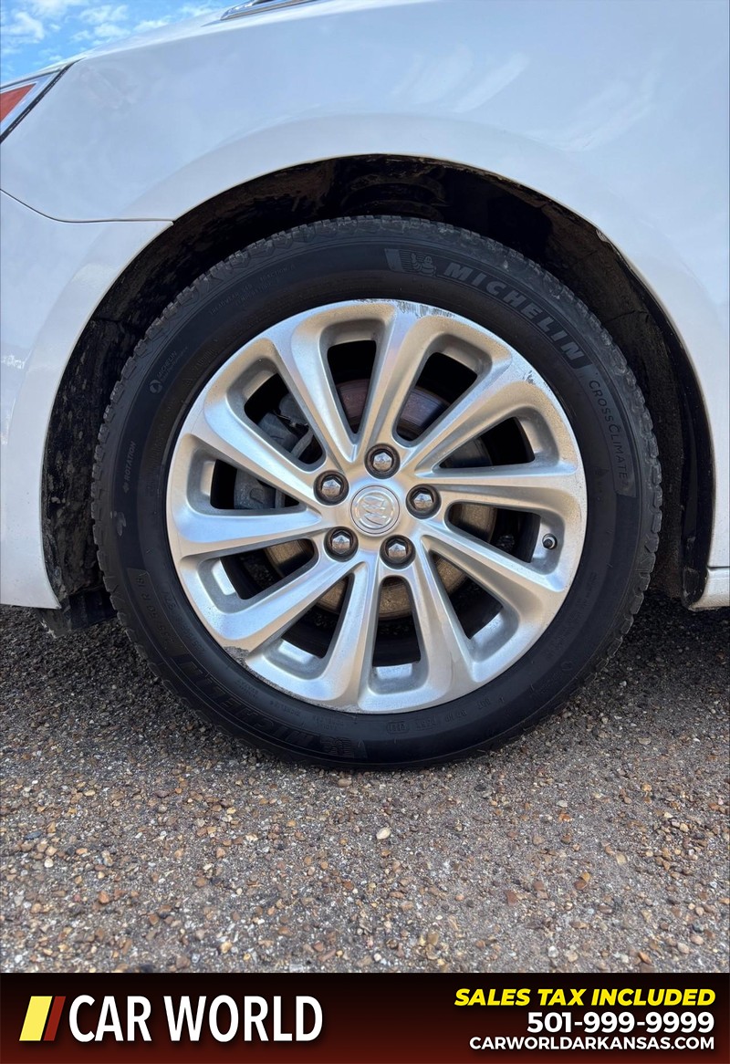 Buick LaCrosse Vehicle Full-screen Gallery Image 11