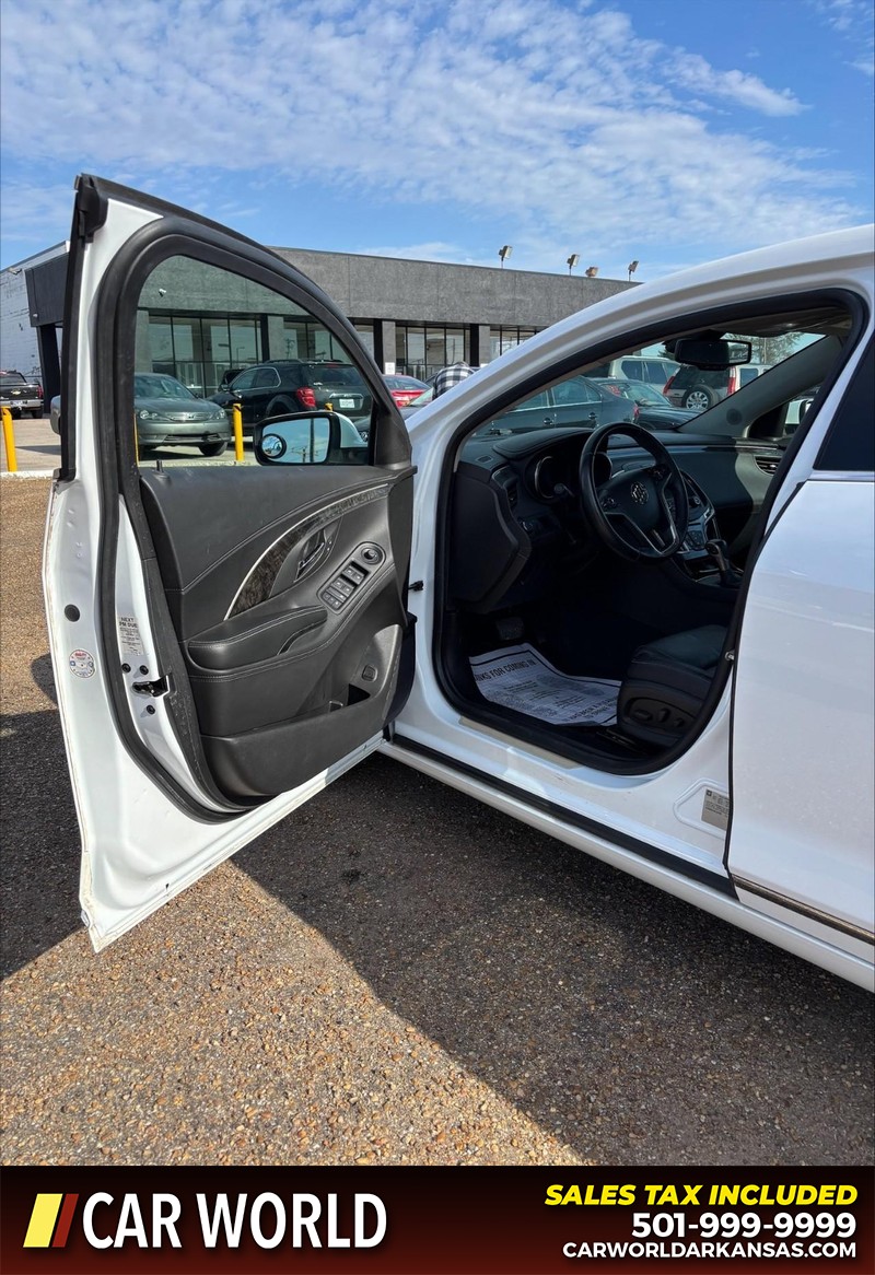 Buick LaCrosse Vehicle Full-screen Gallery Image 12