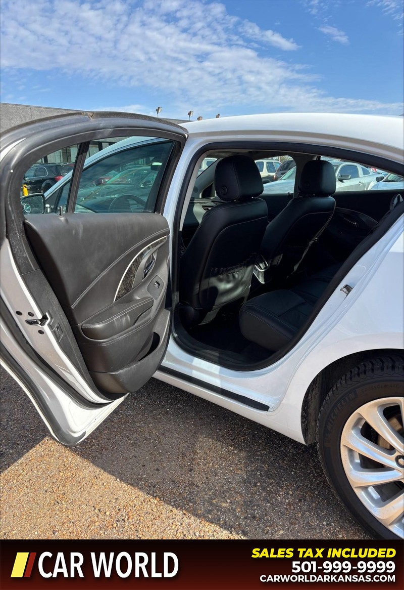 Buick LaCrosse Vehicle Full-screen Gallery Image 14