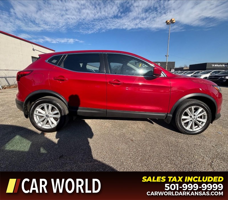 Nissan Rogue Sport Vehicle Full-screen Gallery Image 2