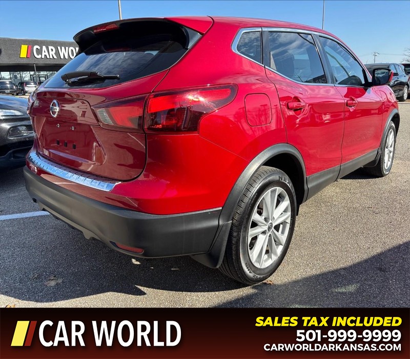 Nissan Rogue Sport Vehicle Full-screen Gallery Image 3