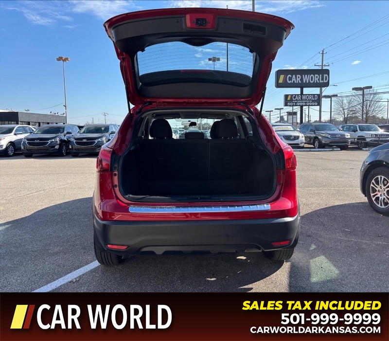 Nissan Rogue Sport Vehicle Full-screen Gallery Image 5